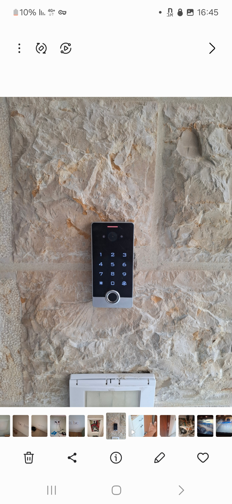 התקנת קודן ובקרת כניסה עם טביעת אצבע על קיר אבן
